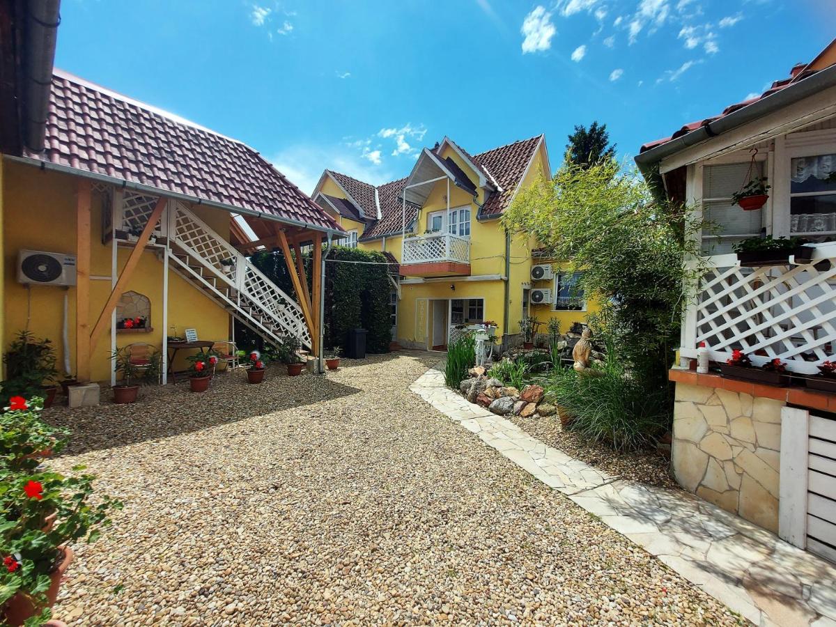 Castello Vendeg Es Apartmanhaz Eger Ngoại thất bức ảnh